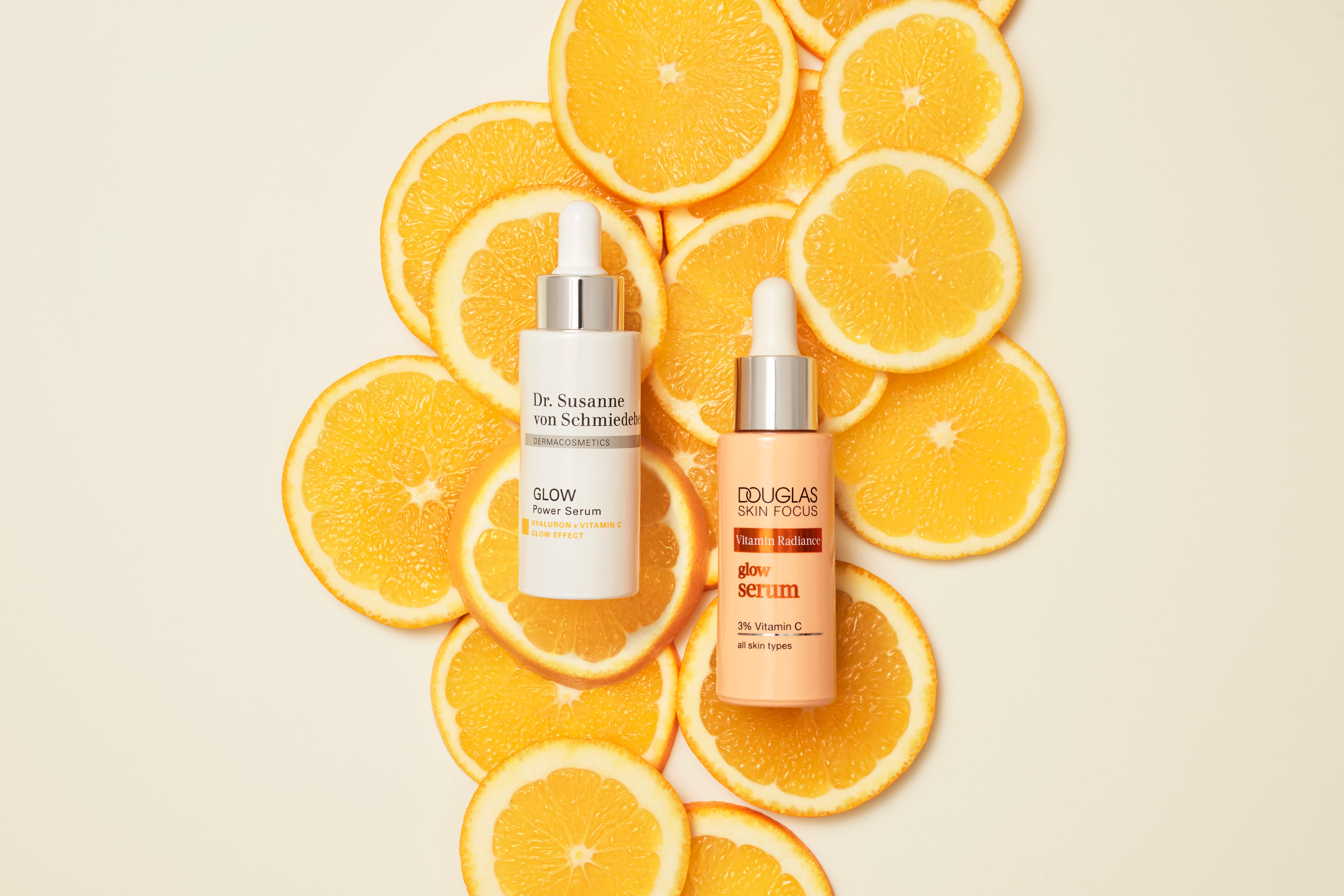 Skincare-product-beige-background-orange-slices-serum-von-schmiedeberg-douglas-collection-vitamin-c-unlimited-Web-Rendition