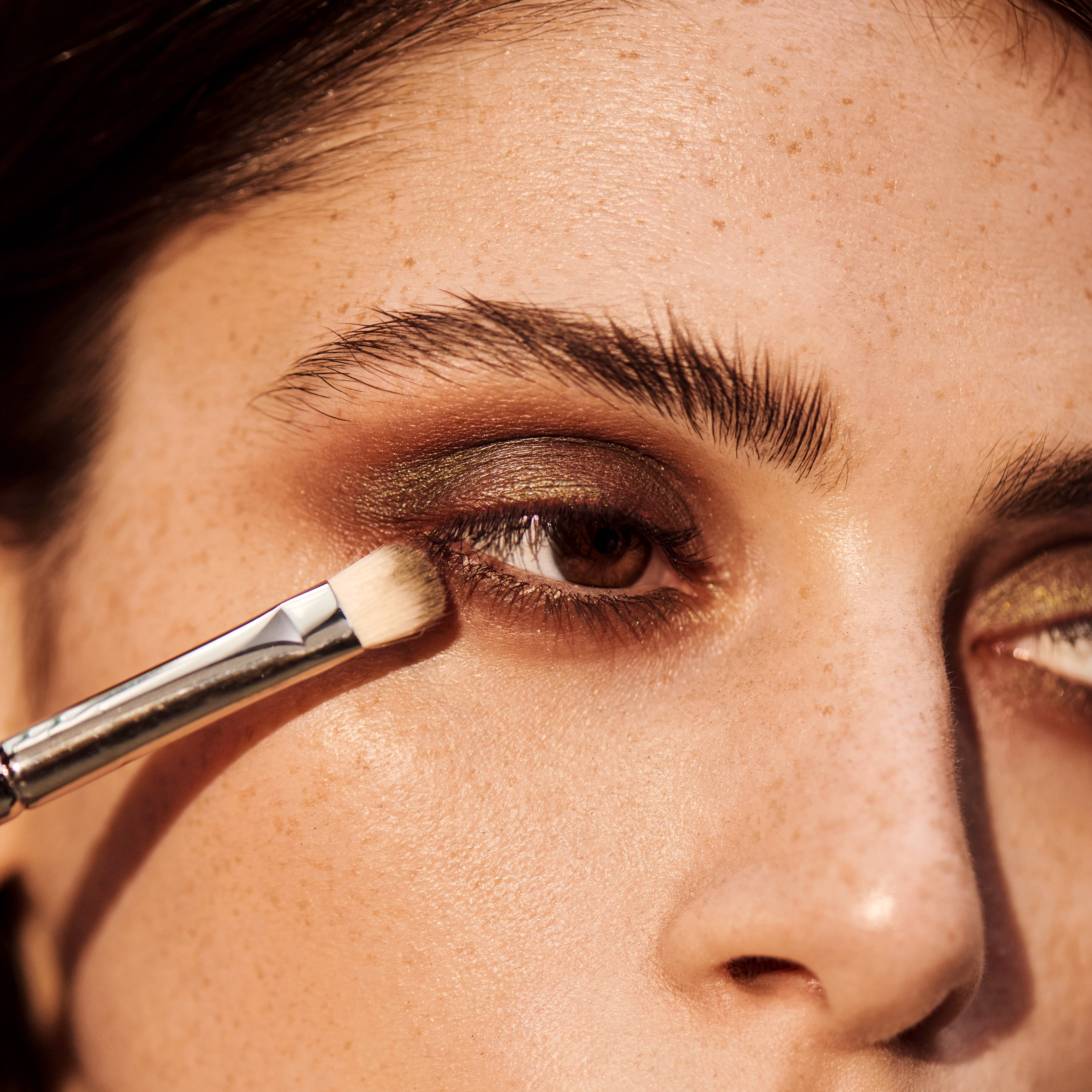 Makeup-application-fall-green-eyeshadow-undereye-062024-Web-Rendition