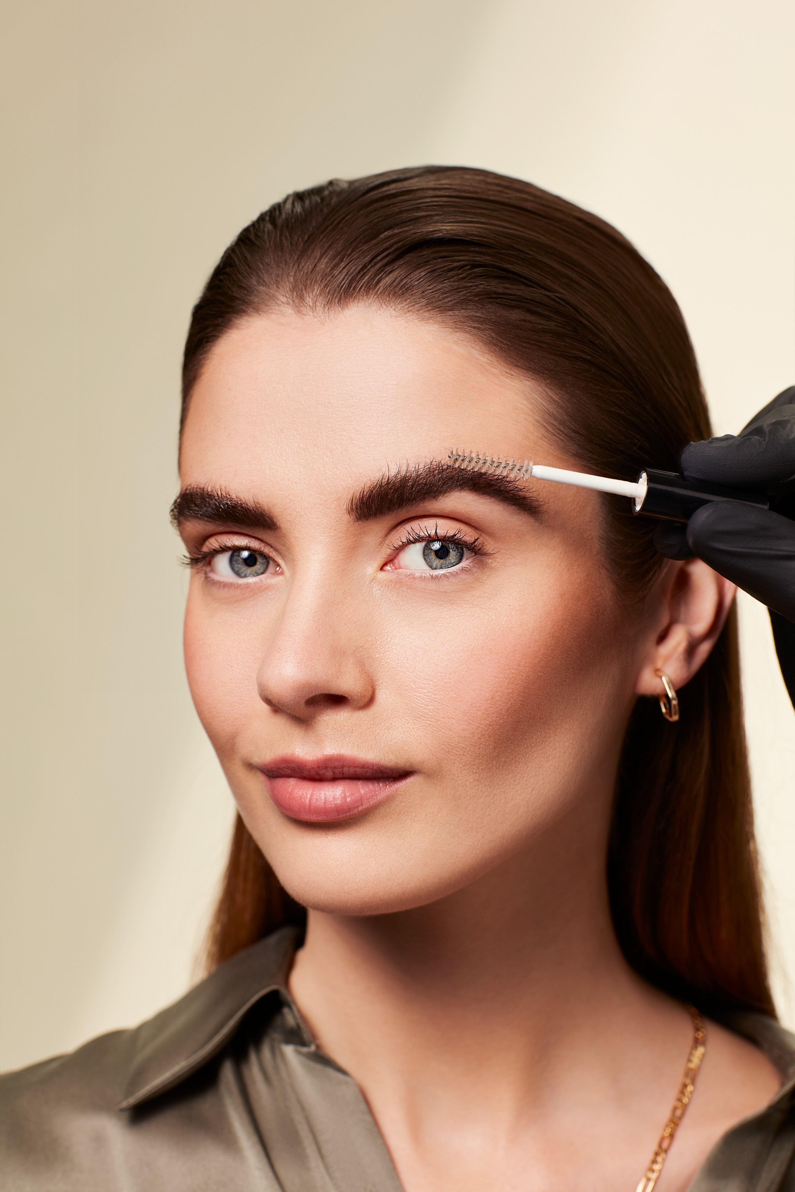 Makeup-application-perfect-eyebrows-look-step-4-112023-Web-Rendition