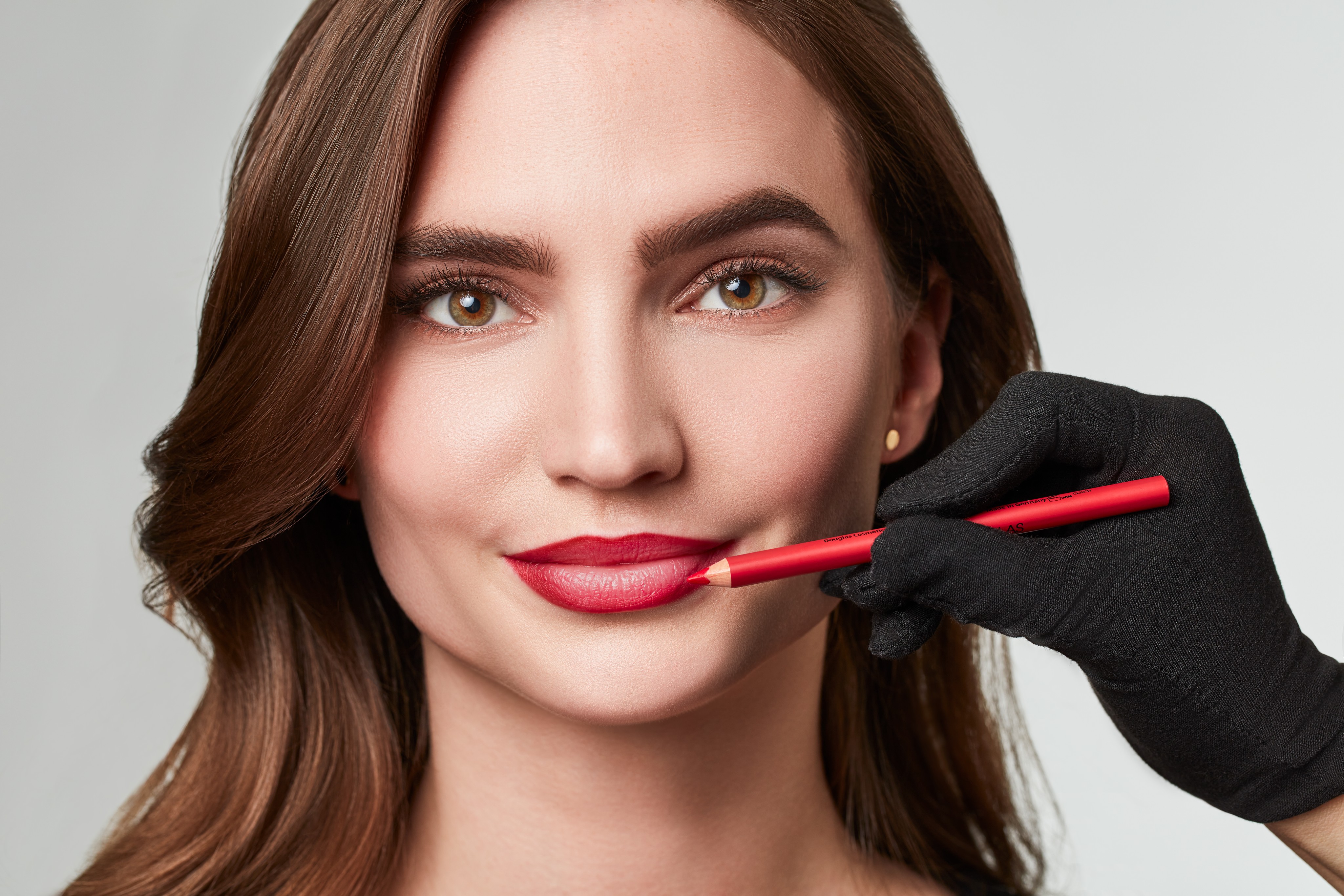 Makeup-application-perfect-lipstick-step-4-082023-Web-Rendition