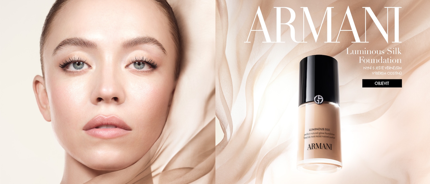 Portrét ženy s bezchybnou pletí a jemným make-upem, v pozadí se nachází flakon make-upu Armani Luminous Silk Foundation a nápis Armani Luminous Silk Foundation, objevte nyní s ještě věrnějším výběrem odstínů.