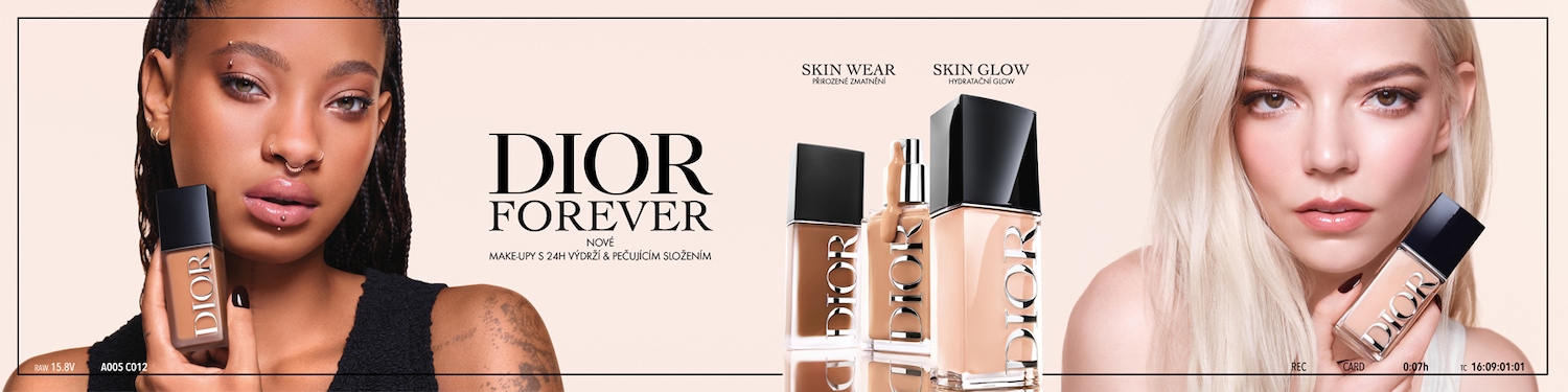 Dvě ženy drží lahvičky make-upu Dior Forever, jedna s tmavším odstínem a druhá se světlejším, s textem „DIOR FOREVER NOVÉ MAKE-UPY S 24H VÝDRŽÍ & PEČUJÍCÍM SLOŽENÍM“.