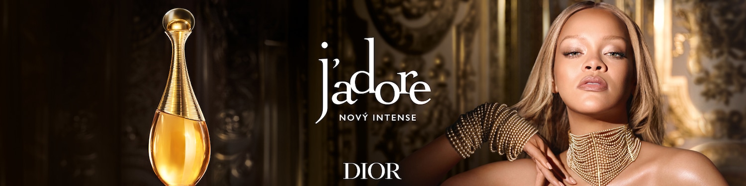 Zlatavá skleněná lahvička parfému J'adore od Dior, s textem "J'adore Nový Intense Dior" a tváří modelky s blond vlasy a zlatými šperky.