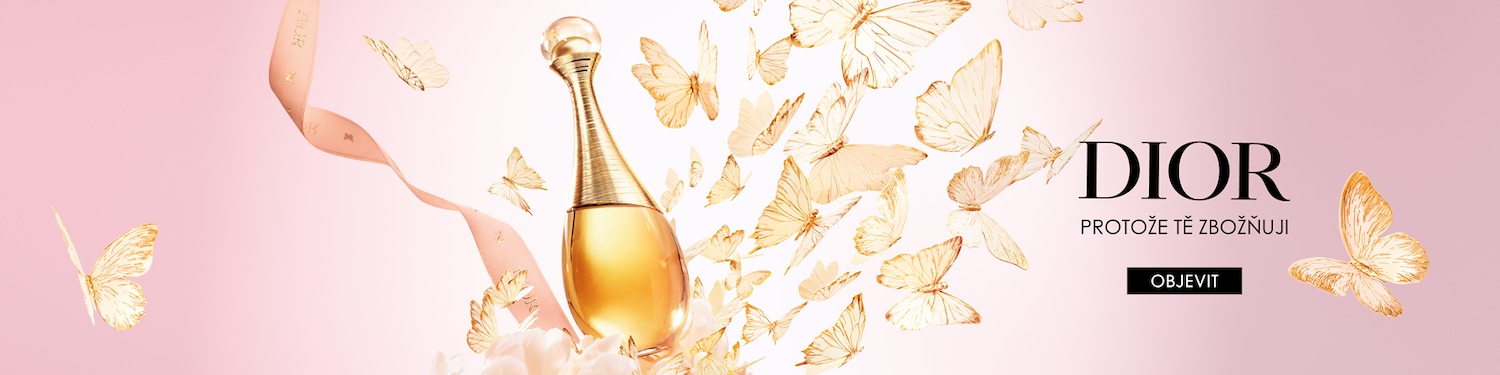 Elegantní flakon parfému Dior J'adore obklopený zlatými motýly na jemném růžovém pozadí, spolu s nápisem "Dior, protože tě zbožňují". Objevte vůni, která vás okouzlí.