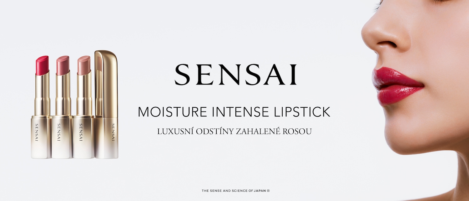 Čtyři rtěnky Sensai Moisture Intense Lipstick v odstínech červené a růžové s hydratačním účinkem, které dodají rtům luxusní vzhled.