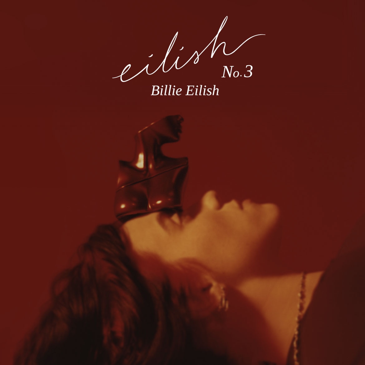 Billie Eilish představuje Eilish No.3, vůni v bronzově červeném flakonu ve tvaru ženské busty.