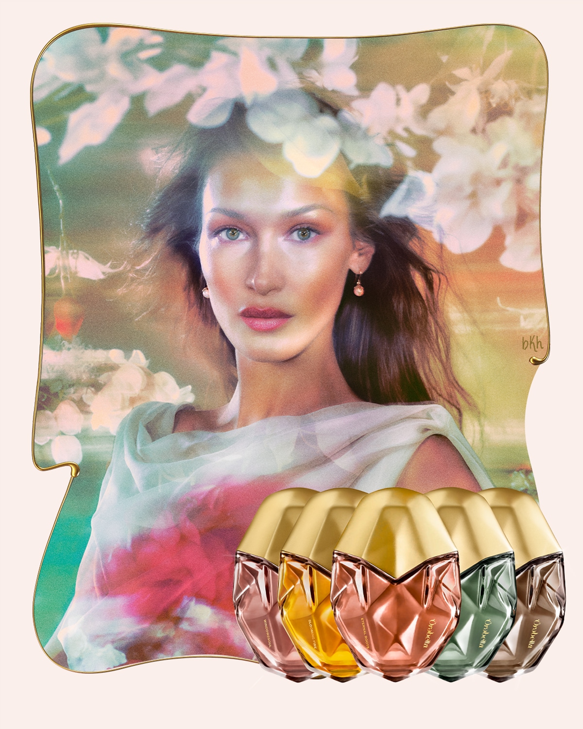 Na obrázku je žena s květinovou korunou a šálou, v popředí je pět flakonů parfému s různými barvami a zlatými víčky.