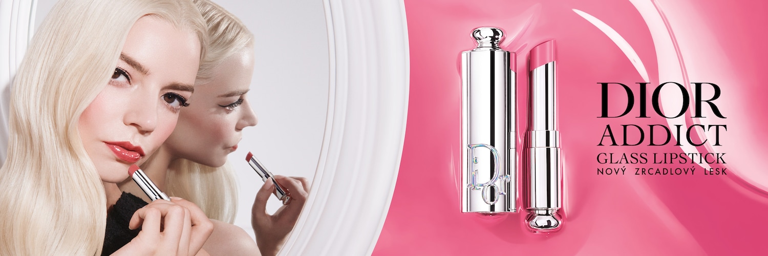 Na obrázku je blond modelka nanášející na rty lesklou rtěnku Dior Addict v stříbrném obalu, vedle níž je produkt zobrazen na růžovém pozadí s nápisem Dior Addict Glass Lipstick.