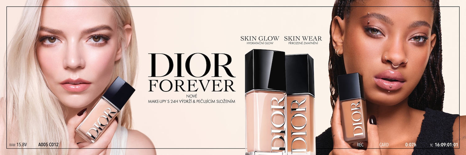 Dior Forever make-up s 24hodinovou výdrží a pečujícím složením pro hydratační glow a přirozené zmatnění pleti, který drží modelka s blond vlasy.