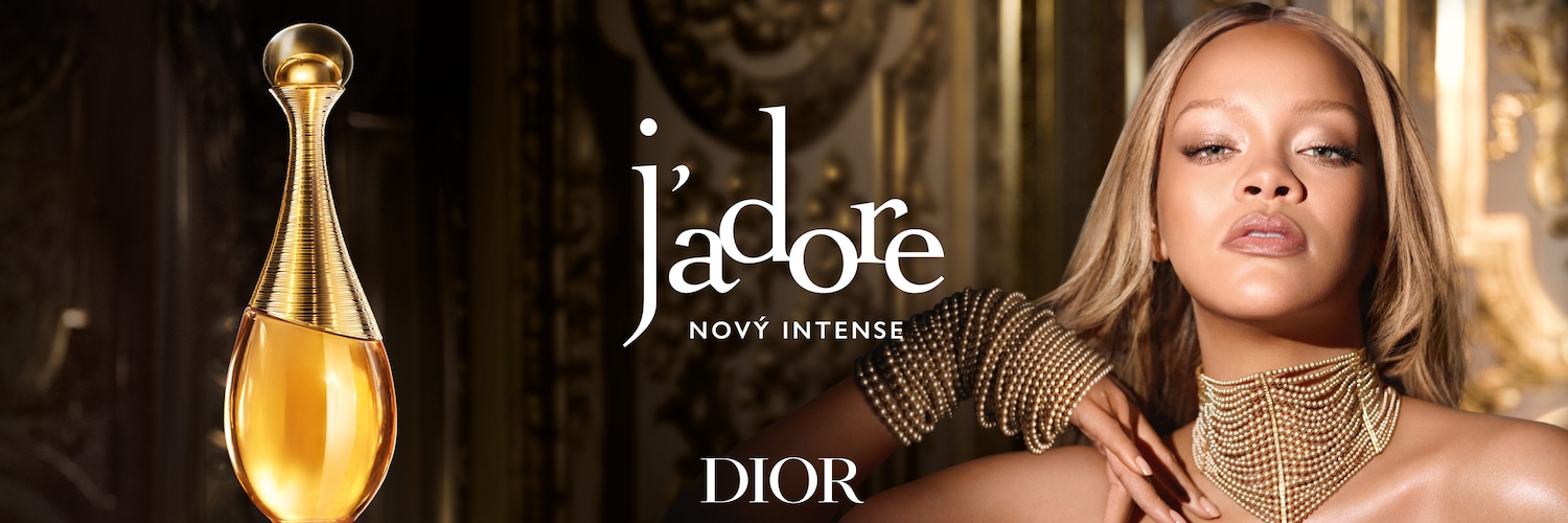 Na obrázku je flakón parfému J'adore od Dior, který má zlatavou tekutinu a štíhlý hrdlo, spolu s tváří modelky a nápisem "J'adore Nový Intense".