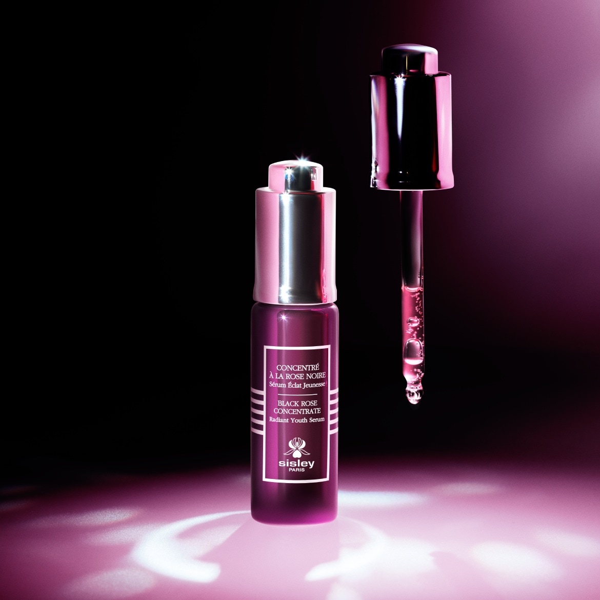 Lahvička séra Sisley Black Rose Concentrate s pipetou, která ukazuje kapku séra, slibuje zářivou a mladistvou pleť.