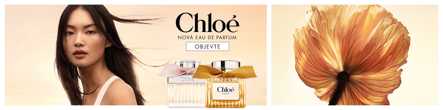 Mladá žena s tmavými vlasy a jemným make-upem se dívá dopředu, s nápisem „Chloé NOVÁ EAU DE PARFUM“ a tlačítkem „OBJEVTE“.