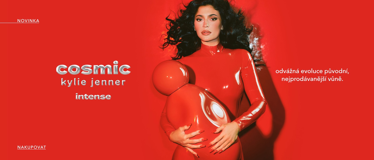 Kylie Jenner představuje Cosmic Intense, odvážnou evoluci původní, nejprodávanější vůně, na červeném pozadí.
