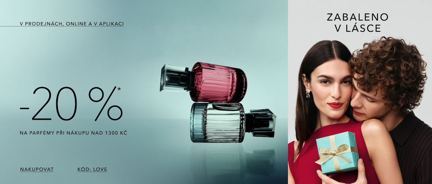 Dva flakony parfému, jeden růžový a druhý stříbrný, leží na sobě, vedle nich je pár s dárkem v ruce, akce -20 % na parfémy při nákupu nad 1300 Kč.