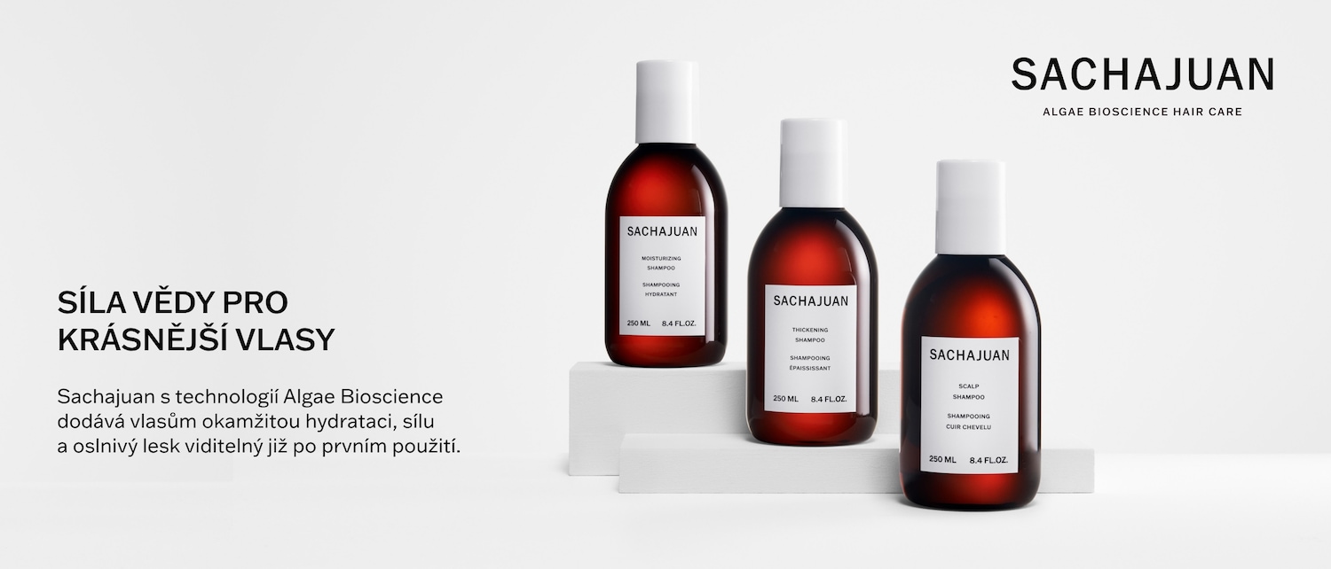 Tři hnědé lahve šamponu Sachajuan s bílými etiketami a víčky, které slibují hydrataci, posílení a lesk vlasů díky technologii Algae Bioscience.