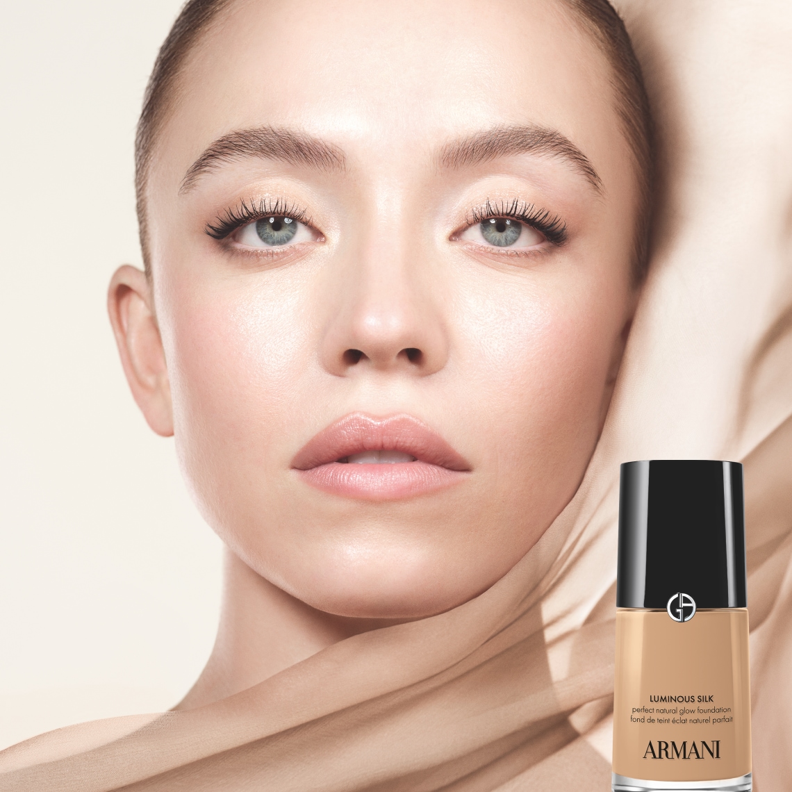Portrét ženy s bezchybnou pletí díky make-upu Luminous Silk od Armani, který slibuje dokonalý přirozený vzhled.