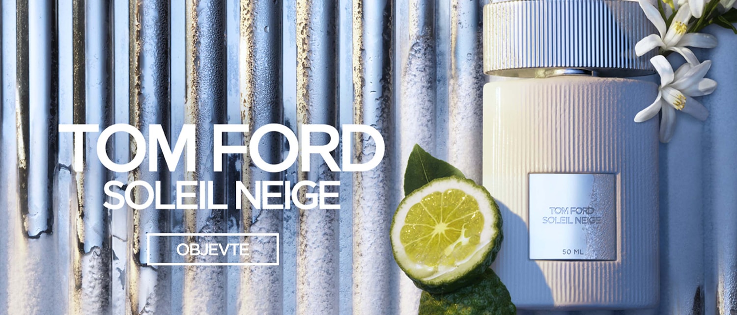 Tom Ford Soleil Neige parfém v bílém flakonu s textem a plátkem citrusu, který doplňuje svěží vůni parfému.