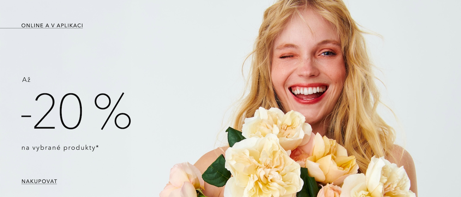 Blondýna s úsměvem a květinami v ruce, sleva až -20 % na vybrané produkty online a v aplikaci, nakupovat.