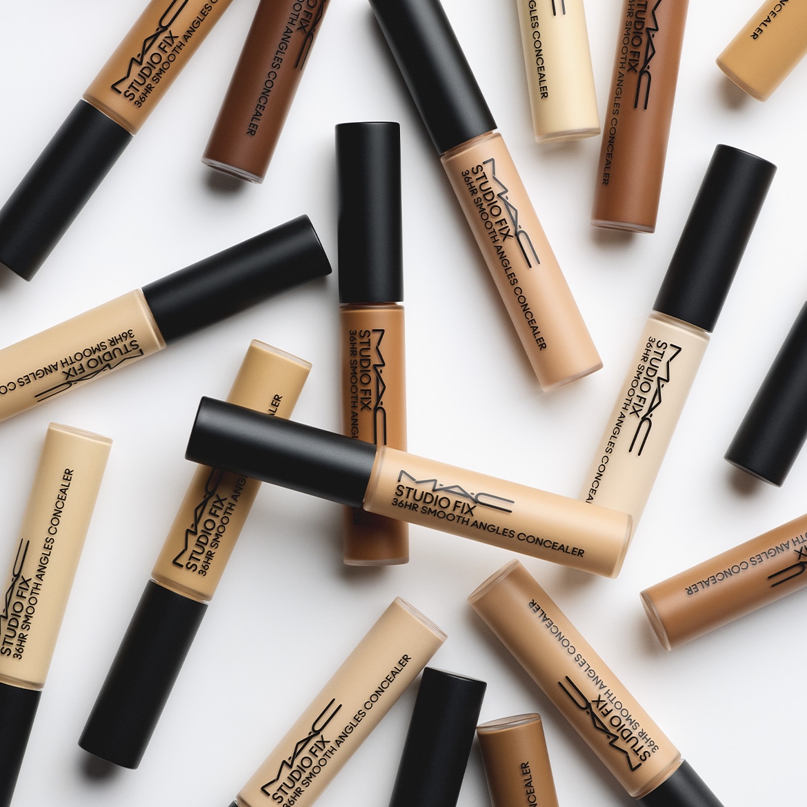 MAC Studio Fix 36HR Smooth Angles Concealer v různých odstínech, ideální pro bezchybný vzhled pleti.
