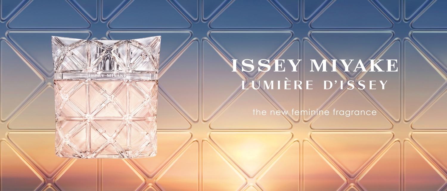 Představujeme Issey Miyake Lumière D'Issey, novou dámskou vůni v geometrickém flakonu s průhledným víčkem, která slibuje zářivý a svěží zážitek.