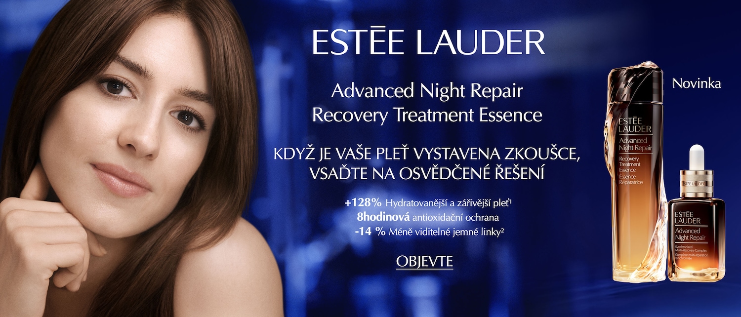 Zářivá tvář ženy vedle hnědé lahvičky Estée Lauder Advanced Night Repair Recovery Treatment Essence na modrém pozadí láká k vyzkoušení novinky, klikněte a objevte.