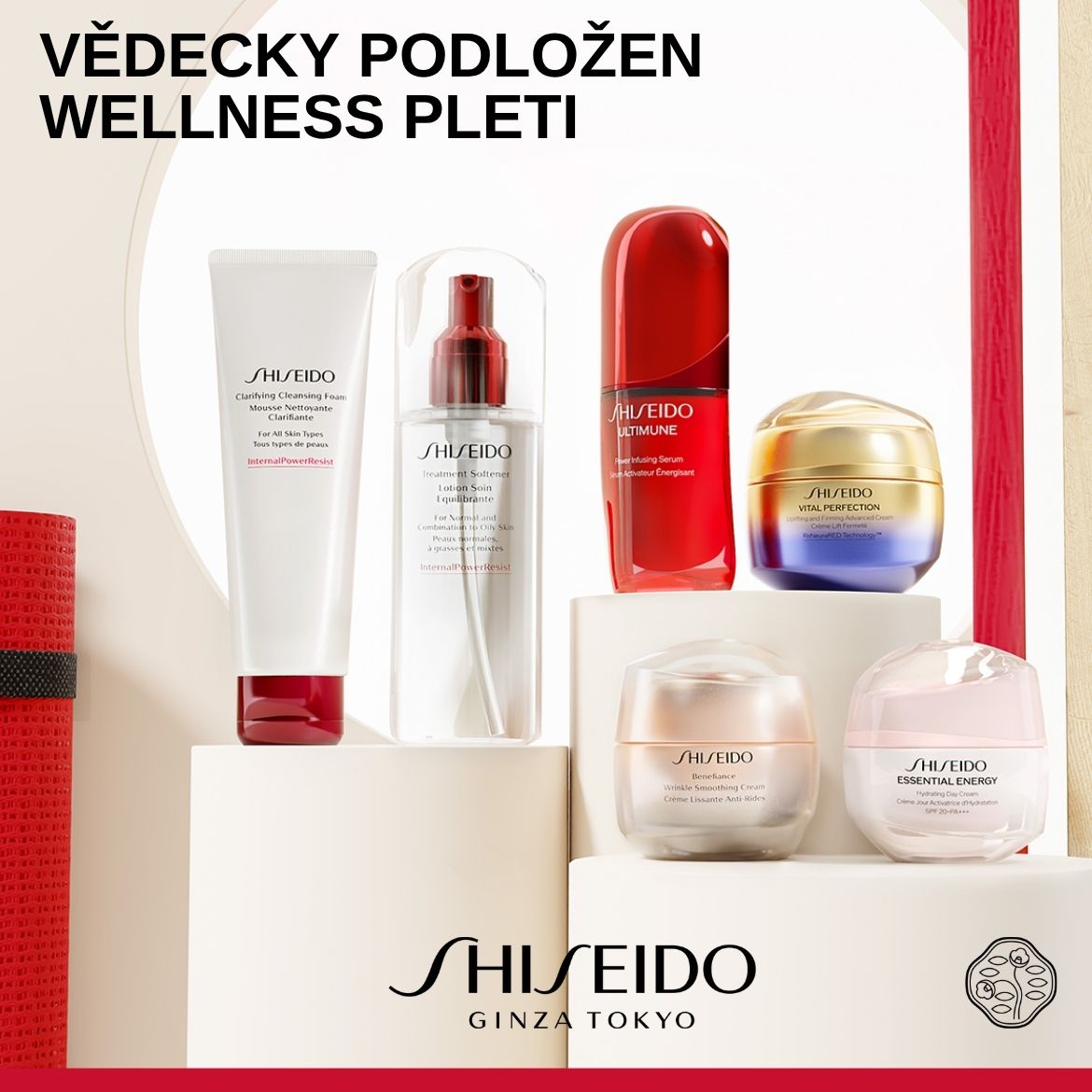 Na obrázku je Lisa s červeným sérem Shiseido Ultimune Power Infusing Serum a olejem Power Infusing Oil, které slibují aktivaci energie pleti.