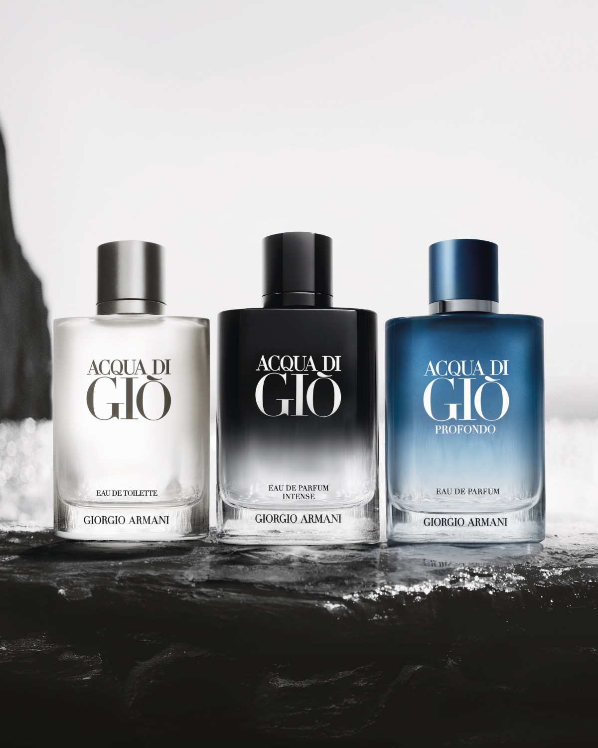 Tři flakony vůní Acqua di Giò od Giorgio Armani stojí vedle sebe: toaletní voda, parfémovaná voda Intense a parfémovaná voda Profondo.